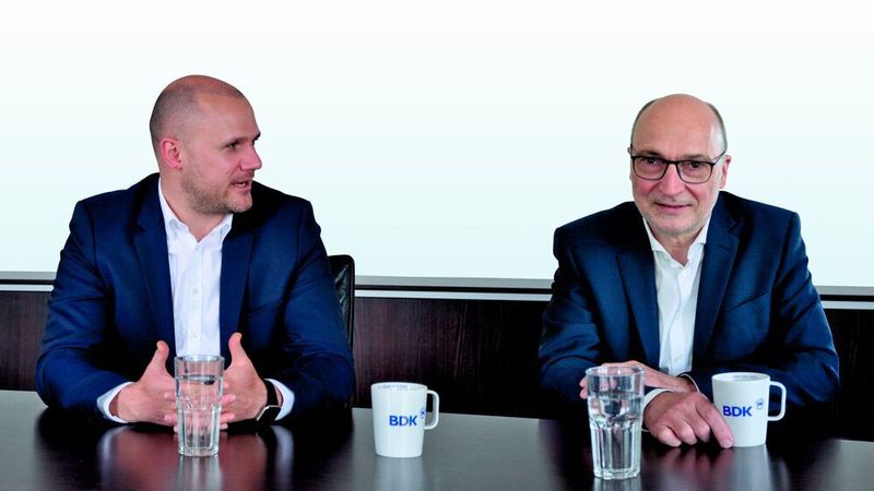 Martin Guse und Dr. Hermann Frohnhaus (r.) – der neue und bisherige BDK-Chef – äußern sich zur Aufgabenstellung im Autohandel und der damit verbundenen Rolle der Branchenbank.