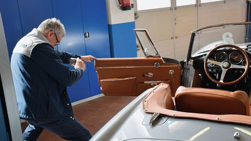Ein Smartphone, zwei Sachverständige, vier Augen: Per Livestream erstellen die Experten des TÜV Nord digital Wertgutachten für Oldtimer.