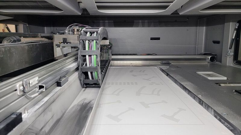 Brightorb wurde auf einer VX1000 mit einem Bauvolumen von 1000 x 600 x 500 mm entwickelt. Das 3D-Drucksystem arbeitet schichtbasiert und verklebt die Keramikpartikel mit einem anorganischen Binder.