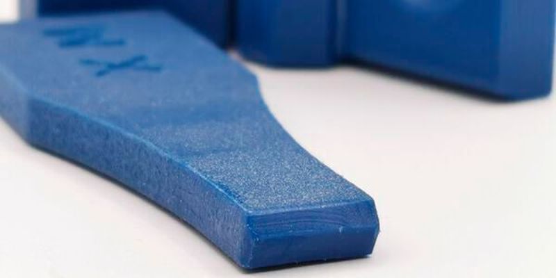 Bisher werden Bauteile in der Lebensmittelindustrie aus Materialien hergestellt, bei denen nur die Oberfläche eine blaue Farbe hat.