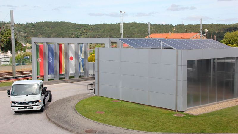 CO2-neutrale Produktion bis 2022: Das Daimler Truck Werk in Tramagal will das unter anderem durch eigenen Strom über Solarzellen schaffen.
