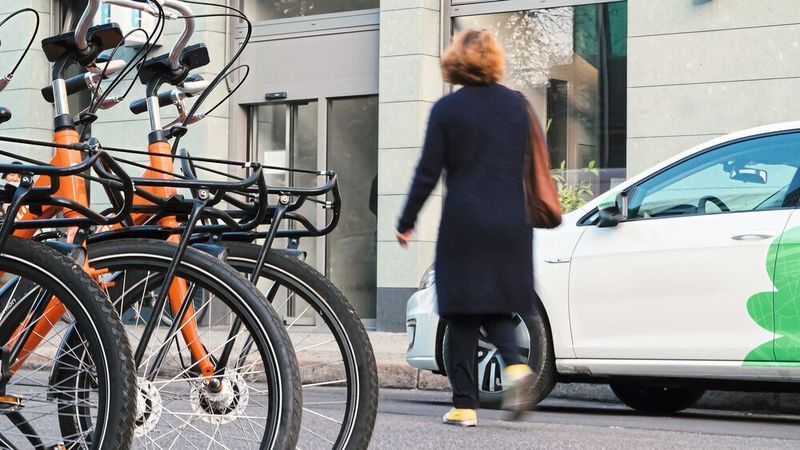 Das eigene Auto scheint für Großstädter alles andere als überflüssig zu sein. Eine aktuelle Studie zeigt allerdings auch, wo sie die Vorteile von Sharingdiensten sehen.