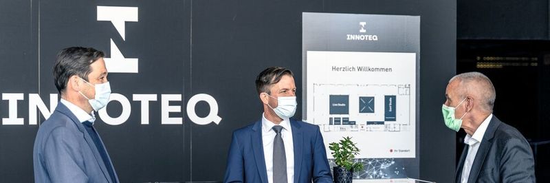 David von Büren (Projektleiter Innoteq) und Pascal Blanc (Bereichsleiter Fachmessen, beide Bernexpo) im Gespräch mit SMM-Chefredaktor während der ersten digitalen Schweizer Industriemesse.