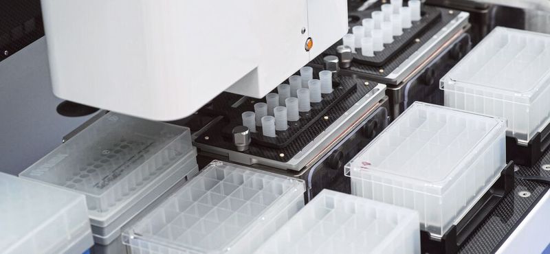 Bild 1: In der automatisierten Laboranalytik werden leistungsfähige Linearantriebe benötigt. Die meisten Anlagenhersteller bevorzugen Komplettmodule.