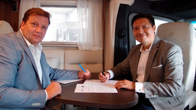 Stilechte Vertragsunterschrift im Wohnmobil mit ZKF-HGF Thomas Aukamm (l.) und CIVD-Geschäftsführer Daniel Onggowinarso (r.)