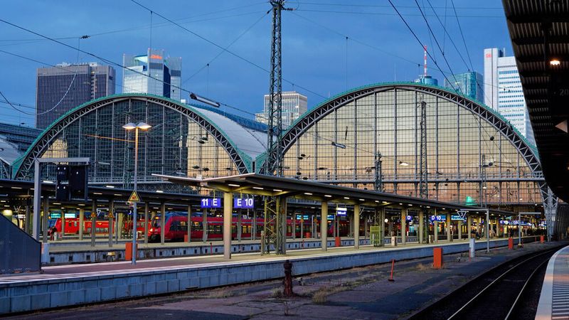 1.250 Züge passieren pro Tag den Frankfurter Hauptbahnhof. Durch den neuen Tunnel ließe sich die Kapazität um täglich 250 Züge erhöhen.