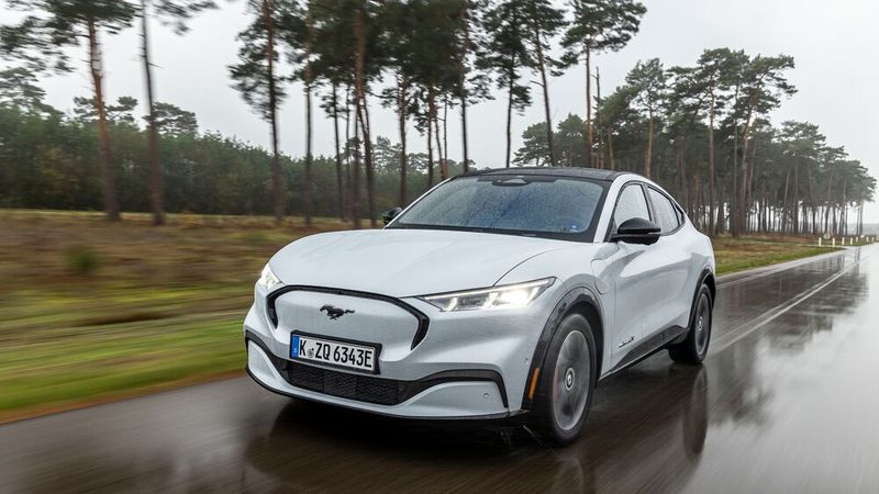 Der Mustang Mach-E ist weder Coupé noch Cabrio, sondern ein viertüriger Crossover.