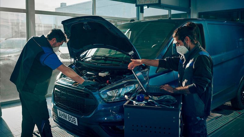 Ein Ford Transit Custom wird gewartet.
