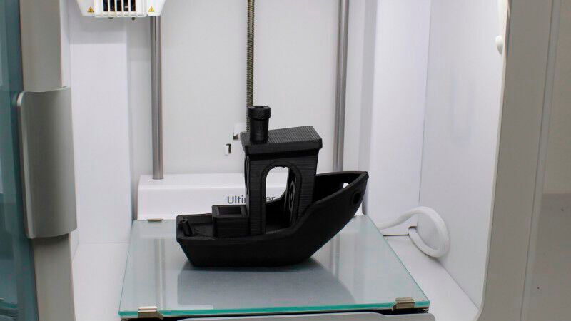 Das neue PC+ABS-Filament ermöglicht das Drucken von großen Teilen, wie im Falle dieses um 250 Prozent vergrößerten Benchys, das auf einem Ultimaker S3 Drucker hergestellt wurde.