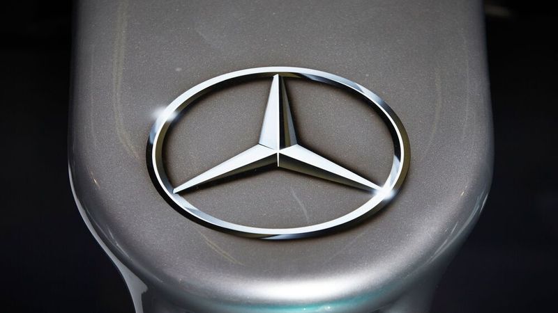 Daimler nutzt in verschiedenen Modellen ein „Thermofenster“ in der Abgasreinigung. Dass also bei bestimmten Temperaturen mehr Schadstoffe ausgestoßen werden als zulässig, ist aber juristisch wohl nicht zu beanstanden.