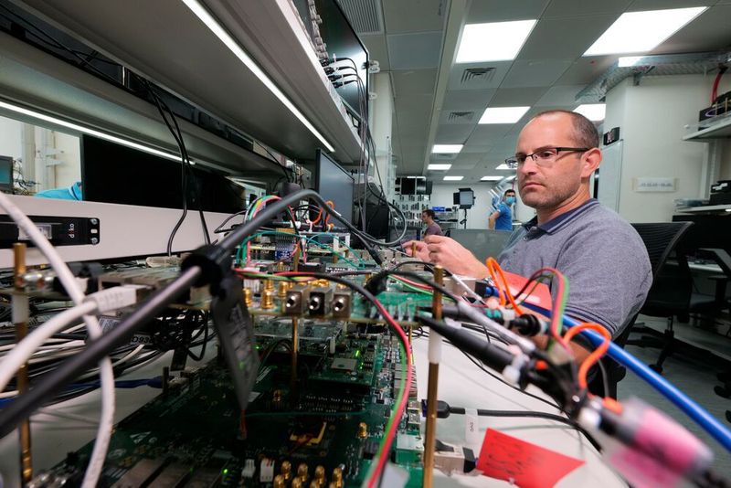 Valens-Ingenieur im Entwicklungslabor.