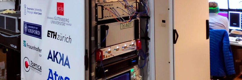 Mini-Quantencomputer mit 24 Qubits: Der kompakte Quantencomputer passt in zwei 19-Zoll-Racks.