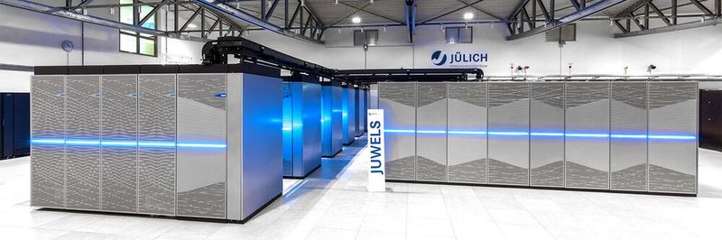 Der „Juwels“-Supercomputer in der Rechnerhalle des Jülich Supercomputing Centre, genauer das das Booster-Modul auf der linken Seite aus „Bull Sequana XH2000“ mit „AMD Epyc 7402“ 24C 2.8GHz, „Nvidia A100“-GPUs, „Mellanox HDR InfiniBand sowie dem Betriebssystem /ParTec „Para Station Cluster Suite“ von Partec ausgestattet, ist derzeit laut Top500 der schnellste Computer in Europa. Weltweit belegt das System Rang 8.