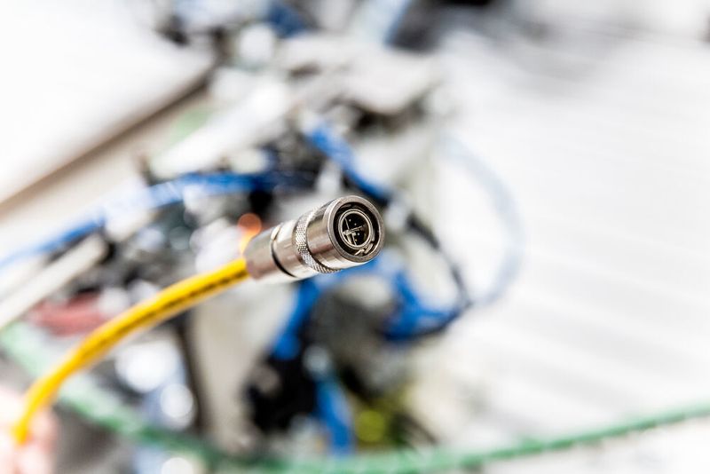 Ethernet ist heute der meistverwendete Kommunikations-Standard in industriellen Anlagen. Zu den gängigsten Schnittstellen gehören Rundsteckverbinder, hier in der Größe M12 mit Push-Pull Verriegelung und X-codiert.