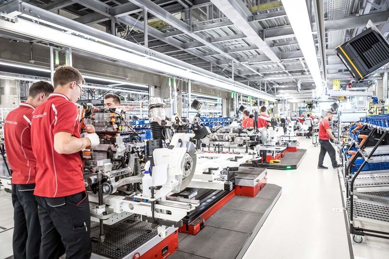Porsche arbeitet ab Juli nur noch mit Lieferanten zusammen, die Bauteile mit Grünstrom herstellen.