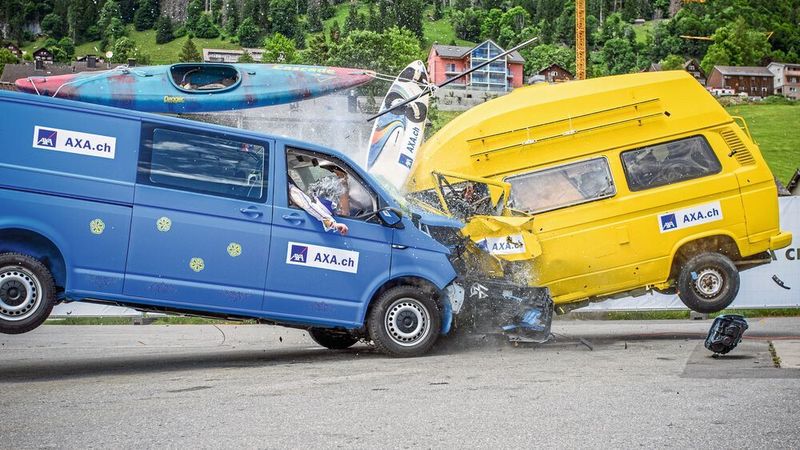 Mit 60 km/h prallen ein VW T3 und T6 beim AXA-Crashtest gegeneinander. Die Überlebenschancen für den Fahrer des Oldies: Einmal dürfen Sie raten!