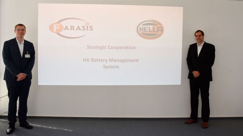 Sebastian Wolf, Head of EU Operations bei Farasis, und Guido Schütte, Verantwortlicher des Product Center Energy Management bei Hella, unterzeichneten den Kooperationsvertrag.