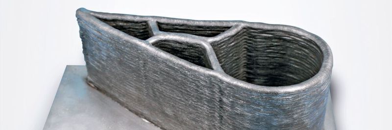 Das ist ein per Metalldrahtaufschweißen hergestelltes Bauteil. Die Abkürzung des sogenannten Wire Arc Additive Manufacturing heißt WAAM. Dafür hat das Unternehmen Ugitech jetzt neue Spezialdrähte zu bieten.