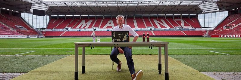 Thomas Muschalla, Geschäftsführer der Deutsche Telefon Standard verkündet im Stadion des ersten FSV Mainz 05 den Launch von Centrexx 3.