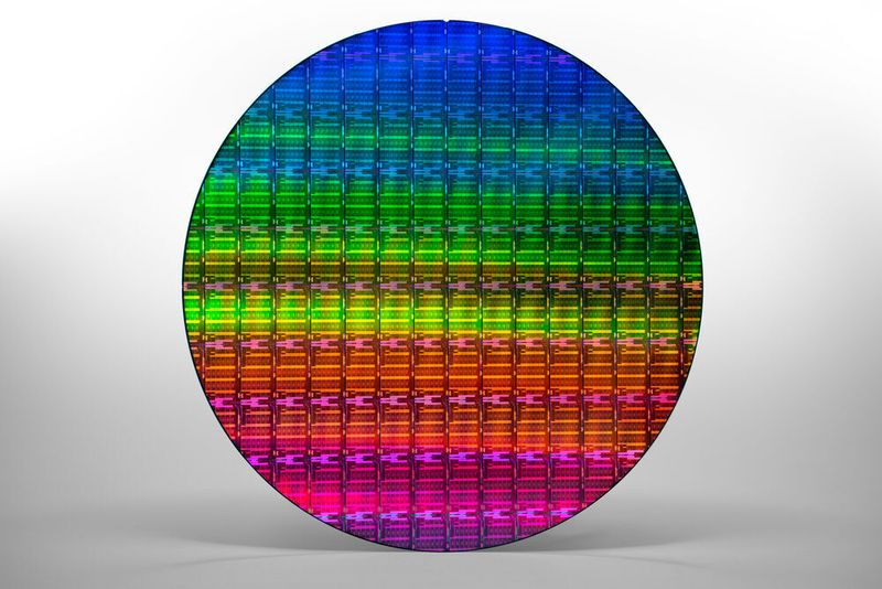Die Welt ist eine Scheibe: Halbleiter-ICs – hier Xeon-Prozessoren von Intel – werden in auf Wafern gefertigt, die meist aus Reinstsilizium bestehen. Die Fertigungskapazitäten der Hersteller kann mit der enormen Nachfrage kaum schritthalten.