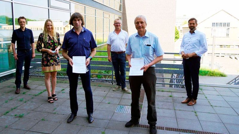 Übergabe des Förderbescheids für das Projekt „NeXaT2H2 - Demonstration eines wasserstoffbetriebenen Ackerfahrzeugs“ (v.l.): Hochschulpräsident Prof. Dr. Andreas Bertram (links), Landrätin Anna Kebschull, Prof. Hans-Jürgen Pfisterer, Hochschule Osnabrück, Prof. Dr. Bernd Lehmann, Vizepräsident für Forschung, Transfer und Nachwuchsförderung, Klemens Kalverkamp, Geschäftsführer vom Maschinenbau-Unternehmen Kalverkamp, Olaf Lies, Niedersächsischer Minister für Umwelt, Energie, Bauen und Klimaschutz,