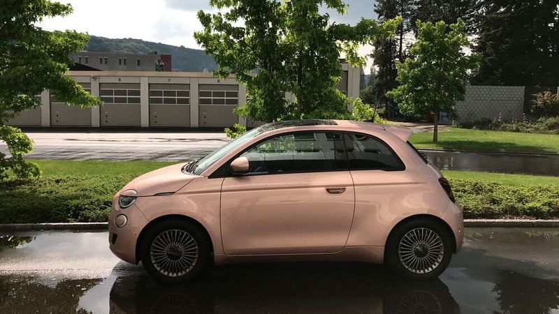 In „Schweinchenrosa“ Metallic fällt der Fiat 500 e auf, gefällt aber nicht jedem (und auch nicht jeder).