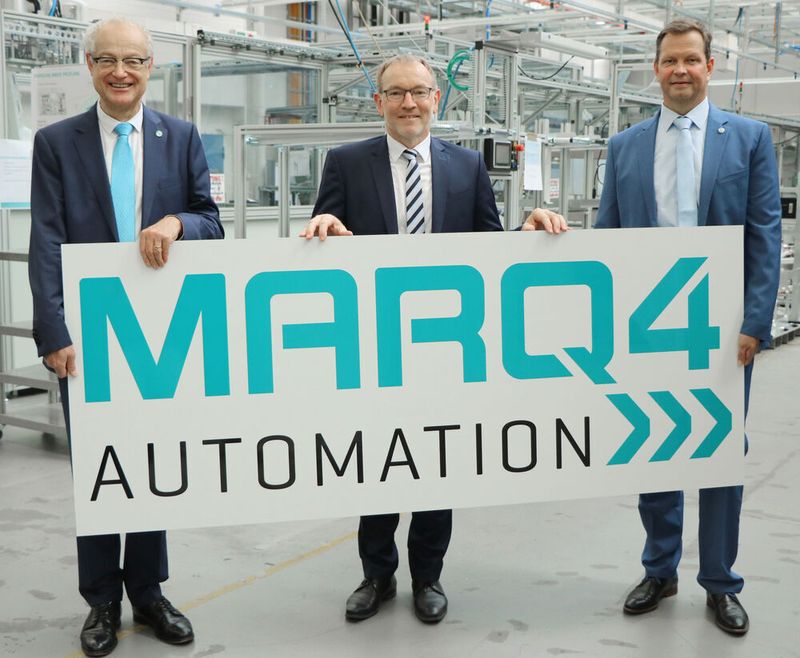 Firmenschild zur Neugründung: Dr. Harald Marquardt (links) und Produktionsvorstand Jochen Becker (rechts), gratulieren Harald Berchtold, Geschäftsführer der MARQ4 Automation GmbH.