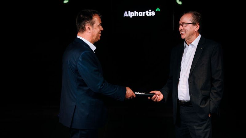 Stabübergabe: Rolf Heinzelmann (rechts) übergibt die operative Verantwortung an den künftigen Vorstandsvorsitzenden Albrecht Wollensak und wechselt in den Aufsichtsrat.