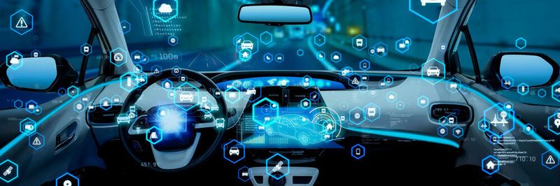 Digitales Cockpit: Moderne Armaturentafeln in Fahr- und Flugzugen integrieren immer mehr auch sicherheitsrelevante Funktionen – etwa Objektmarkierung in Head-up-Displays.