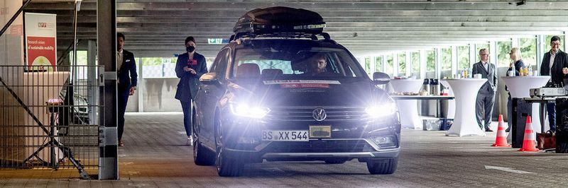 Forschungsfahrzeug der TU Braunschweig bei einer Live-Demonstration zum automatisierten Einparken im Parkhaus.
