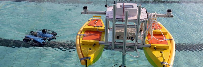 An der Jade Hochschule ist ein Demonstrator aus einem autonom operierenden Überwasserfahrzeug und einem Schwarm selbständig fahrender und kooperierender Unterwasserfahrzeuge entstanden.