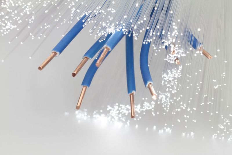 Um die Beschränkung in Übertragungsrate und -länge (1/10 Gbit/s über 100 m) für Ethernet über Kupferkabel zu umgehen, haben sich fiberoptische Leiter (und Funksysteme) etabliert. Doch SPE mischt die Karten jetzt neu.