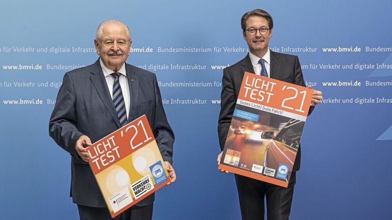 Bundesverkehrsminister Andreas Scheuer (rechts) stellte zusammen mit Jürgen Karpinski, Präsident des Kfz-Gewerbes, in Berlin die Plakette des Licht-Tests für 2021 vor.