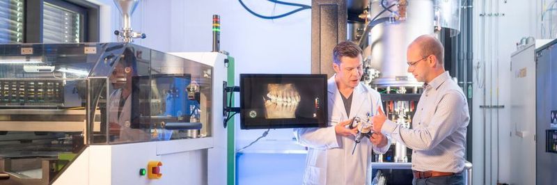 Noch sind Implantate und Prothesen in der Regel Stangenware und müssen aufwendig an ihre Träger angepasst werden. Mit 3D-Druck soll es in Zukunft möglich sein, diese Medizinprodukte direkt patientenspezifisch herzustellen.