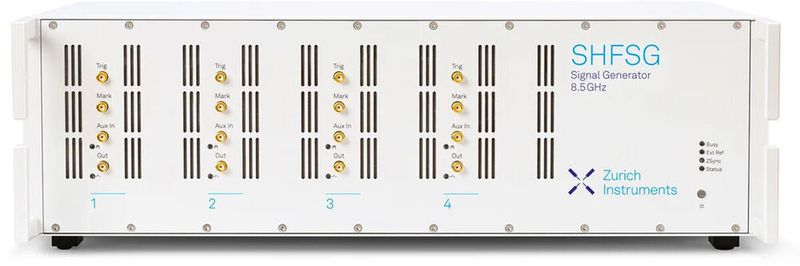 Der „SHFSG“-Signalgenerator von Zurich Instruments erzeugt Qubit-Steuersignale im Frequenzbereich von DC bis 8,5 GHz mit einer störungsfreien Modulationsbandbreite von 1 GHz. Der SHFSG verwendet eine doppelte Superheterodyn-Technik für die Frequenzaufwärtskonvertierung, wodurch die Notwendigkeit einer Mischer-Kalibrierung entfällt und Zeit bei der Systemabstimmung eingespart wird. Jeder SHFSG verfügt über 4 oder 8 analoge Ausgangskanäle mit 14 Bit vertikaler Auflösung. Gesteuert durch „Labone“, seine APIs oder die Labone QCCS Software, unterstützt der SHFSG Quantencomputing-Projekte mit Größen von wenigen bis zu mehreren hundert Qubits.