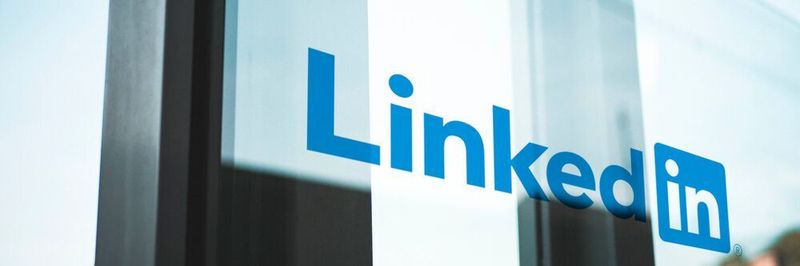 Im Vergleich zu Xing sind die Social-Media-Funktionen und die Content-Möglichkeiten auf LinkedIn deutlich ausgeprägter.