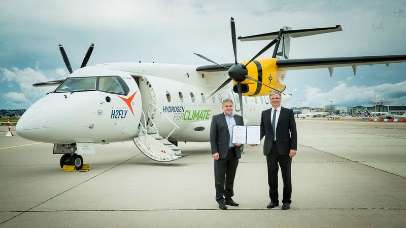 Vertragsunterzeichnung am Flughafen Stuttgart: Martin Nüßeler, CTO der Deutschen Aircraft und Josef Kallo, Mitbegründer und CEO von H2Fly.
