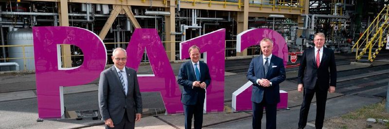 Zur Einweihung der weltgrößte Polyamid-12-Anlage in Marl war auch NRW-Ministerpräsident Armin Laschet (2. von links) zugegen.