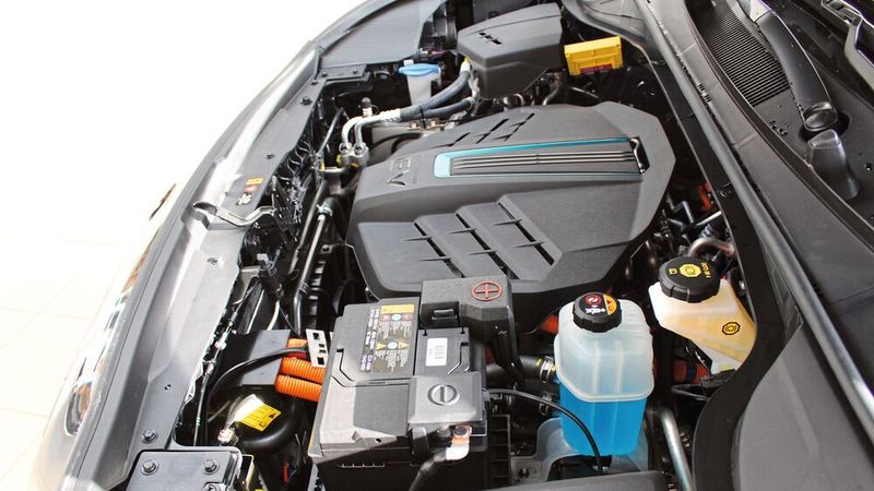 Gerade Hybrid-, aber auch Elektrofahrzeuge sind von Marderangriffen betroffen. Das System von Stop&Go soll davor schützen.
