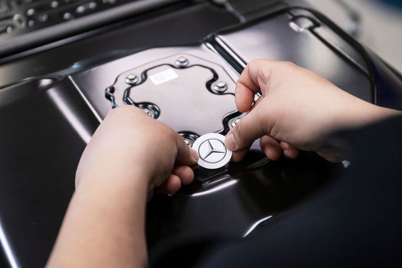 Ein Blick in die Batterieproduktion für den EQS: Medien hatten spekuliert, dass Daimler auch die Zellen für seine E-Fahrzeuge selbst fertigen will.