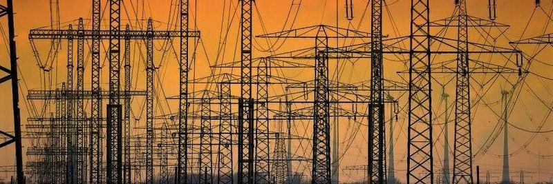 Erneuerbare Energien: Seit sich Deutschland mit regenerativem Strom versorgt, geht die Stabilität des Stromnetzes immer wieder in die Knie. Im Projekt Synergie haben Wissenschaftler nun berechnet, wie deutsche Unternehmen dagegen angehen könnten.