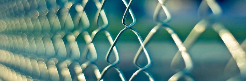 Der Begriff Domain bedeutet in IP-Netzen eine Reihe zusammengehöriger IP-Adressen, im Microsoft-Infrastruktruen zusammengehörige Rechner, die von einem Domain Controller überwacht werden.