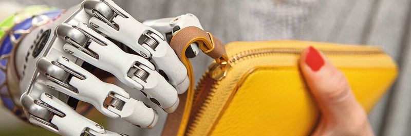 In der myoelektronischen Handprothese Bebionic sitzen fünf kleine Elektromotoren, einer für jeden Finger.