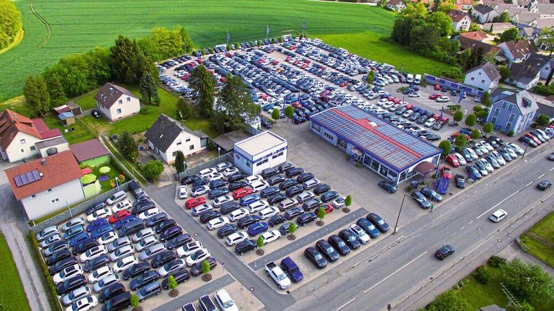 Bis zu 3.000 Fahrzeug hat Auto Seubert regelmäßig vor Ort.