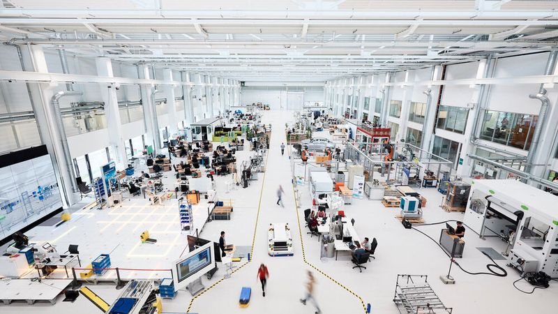 Co-creative Arbeit an unterschiedlichen interdisziplinären Projekten steht im Fokus der Innovationsplattform Arena 2036: Dort treffen verschiedene fachliche Perspektiven, (Arbeits-) Kulturen und Arbeitsansätze aufeinander und ergänzen sich. So sollen vor allem disruptive und Sprunginnovationen hervorgebracht und in die Industrie transferiert werden.