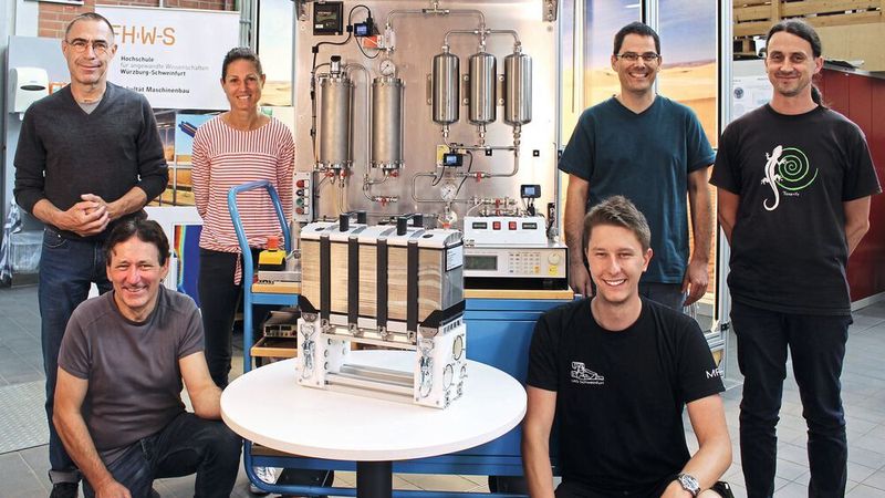 Das Projektteam des Labors für Thermodynamik mit dem Brennstoffzellenstack mit einer Leistung von 50 kW zum Einbau in ein Flugzeug (Vordergrund) und dem Versuchsstand für Komponententests (Hintergrund).