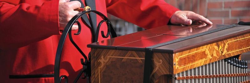 Die Pfeifen von Drehorgeln werden über ein Lochband angesteuert, das über die Tonabnehmer-Lochleiste geführt wird. Ein Loch im Band leitet den Wind zum Ventil, die Pfeife erzeugt einen Ton. Bleibt das Papierband geschlossen, bleibt auch die Pfeife bleibt stumm.