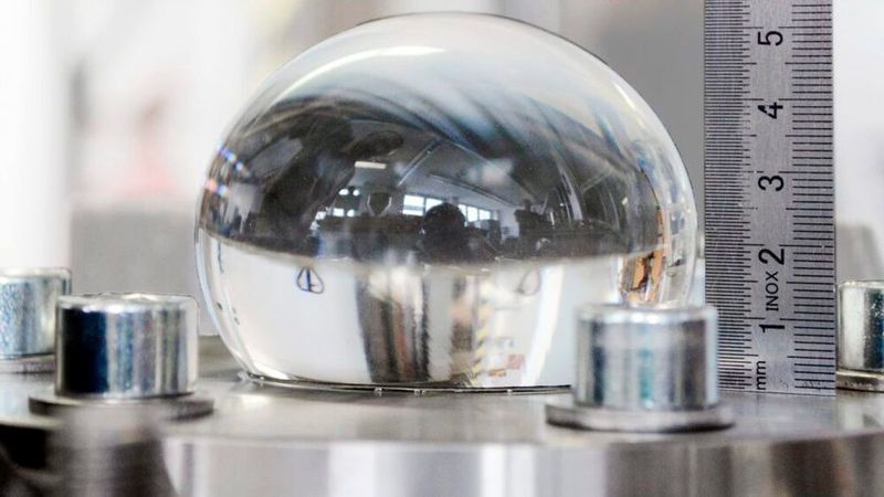 Für den biaxialen Zugversuch wird eine Elastomerplatte aufgeblasen. Die implementierte optische 3D-Vermessung ermöglicht die präzise Erfassung der Materialeigenschaften.