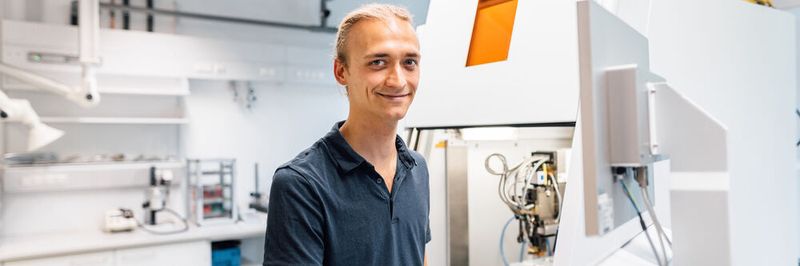 Doktorand Max-Jonathan Kleefoot hat an der Hochschule Aalen ein Laserverfahren mitentwickelt, mit dem man in eine Batterie mehr Energie packen kann.