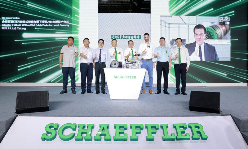 Schaeffler feierte den Produktionsstart der 2-in-1-E-Achse in Taicang/China. Aus Deutschland zugeschaltet Jochen Schröder, Leiter Unternehmensbereich E-Mobilität (rechts.).